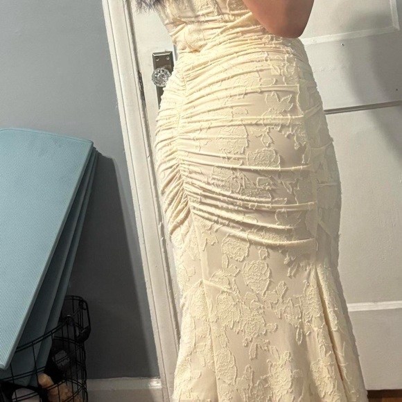 House of CB Cream Backless Lace Dress - Picture 4 of 8